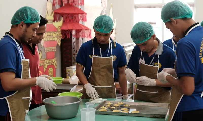 BELAJAR JADI JURU MASAK : Suasana warga binaan yang melakukan proses pembuatankue Pie Susu didalam Lapas Kelas IIB Tabanan. (istimewa)