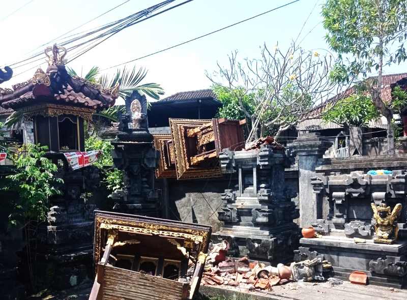 RUSAK: Kondisi tiga pelinggih di Pura Dadia Penataran Tangkar, di lingkungan Pebukit yang rusak akibat terseret kabel yang tersangkut muatan truk .(istimewa)