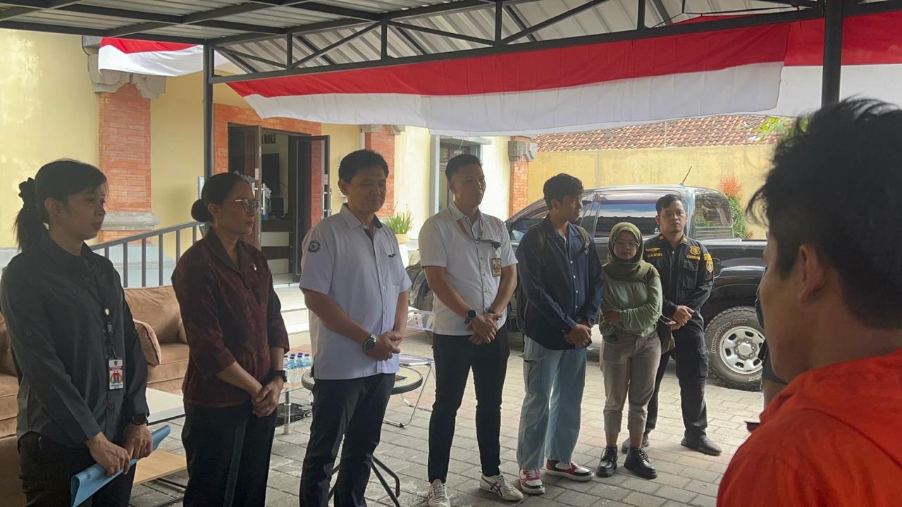 SELAMAT: Proses pemulangan 21 korban TPPO asal berbagai daerah di Jawa, usai diselamatkan dari kapal penangkap cumi di Pelabuhan Benoa.