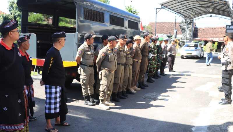 TINGKATKAN PENGAMANAN : Patroli keamanan berssama di Klungkung. (Foto: Humas Polres Klungkung)