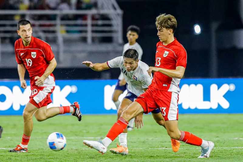 BAKAL TERPANTAU KUALITASNYA: Tom Haye (kiri) dan Mauro Zijlstra saat laga melawan Taiwan. Mereka bakal terpantau kemampuannya saat ketemu Lebanon.(Riana Setiawan/ Jawa Pos)