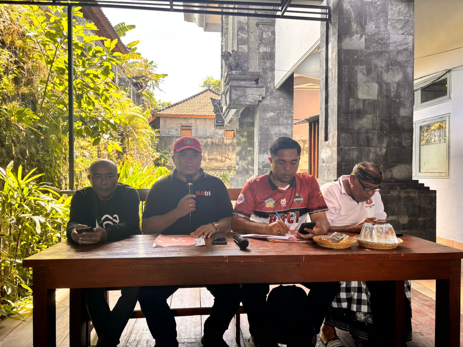 TUAN RUMAH: Ketua Pengcab PBVSI Karangasem dan Sekum Pengprov PBVSI Bali saat konferensi pers, Jumat (5/9/2025).