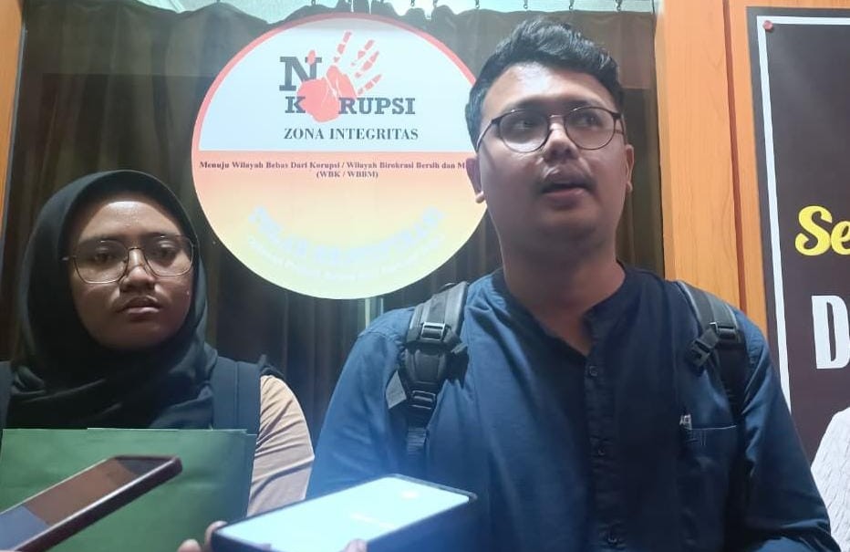 TUNTUT KEADILAN:  Kuasa Hukum dari Lembaga Bantuan Hukum (LBH) Bali Ignatius Rhadite diwawancarai di Polda Bali Sabtu (6/9/2025)