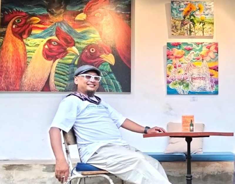 KAWANKU KEWAN-KEWAN : Bung Tiok dengan karyanya dalam pameran tunggal Kawanku Kewan-Kewan, di Pedro Caf&eacute; Art Space, Ubud, Gianyar. (istimewa)