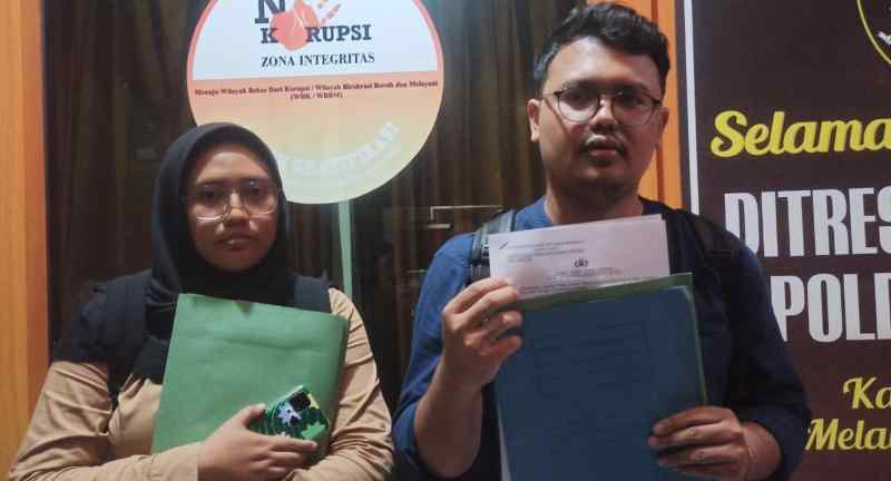 TEMPUH JALUR HUKUM : Kuasa hukum dari LBH Bali Ignatius Rhadite (kanan) di Polda Bali Sabtu (6/9/2025). (foto:istimewa)