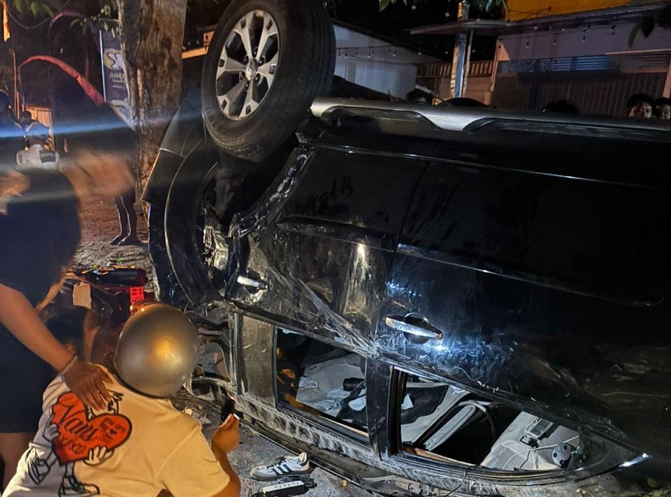 UJI OMBAk: Mitsubishi Pajero yang terrbalik dan menewaskan pengendara motor hingga tewas.