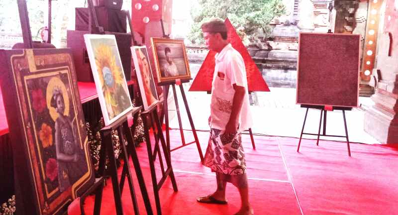 PAMERAN BERSAMA : Puluhan lukisan yang dipamerkan hasil karya seniman Tabanan di gedung Kesenian I Ketut Maria Tabanan. (Juliadi/Radar Bali)