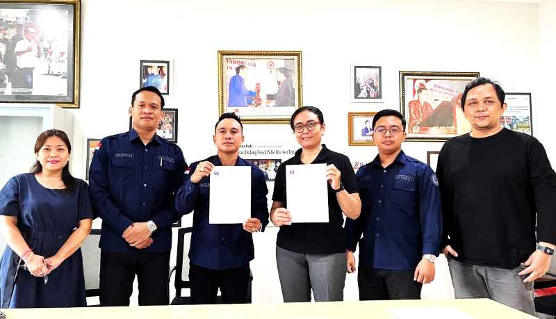 JALIN KERJASAMA : Pegiat sekaligus pengurus AJI Denpasar dan jajaran pimpinan LABHI Bali menjalin kerjasama dalam nota kesepahaman untuk perlindungan hukum jurnalis di Bali.(istimewa)