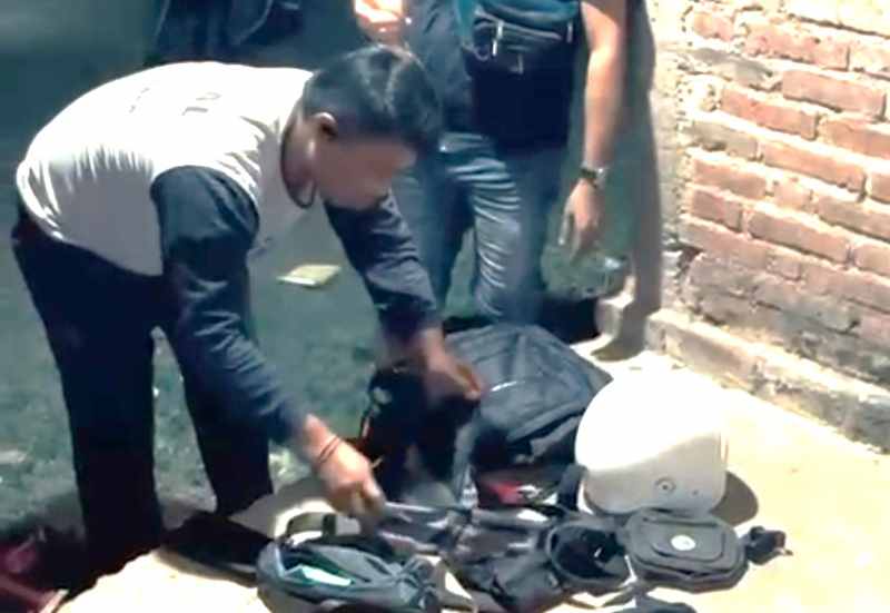 INI BARANG BUKTINYA: Polisi membeber barang bukti yang diamankan dari tersangka. (Foto :Polres Jembrana)