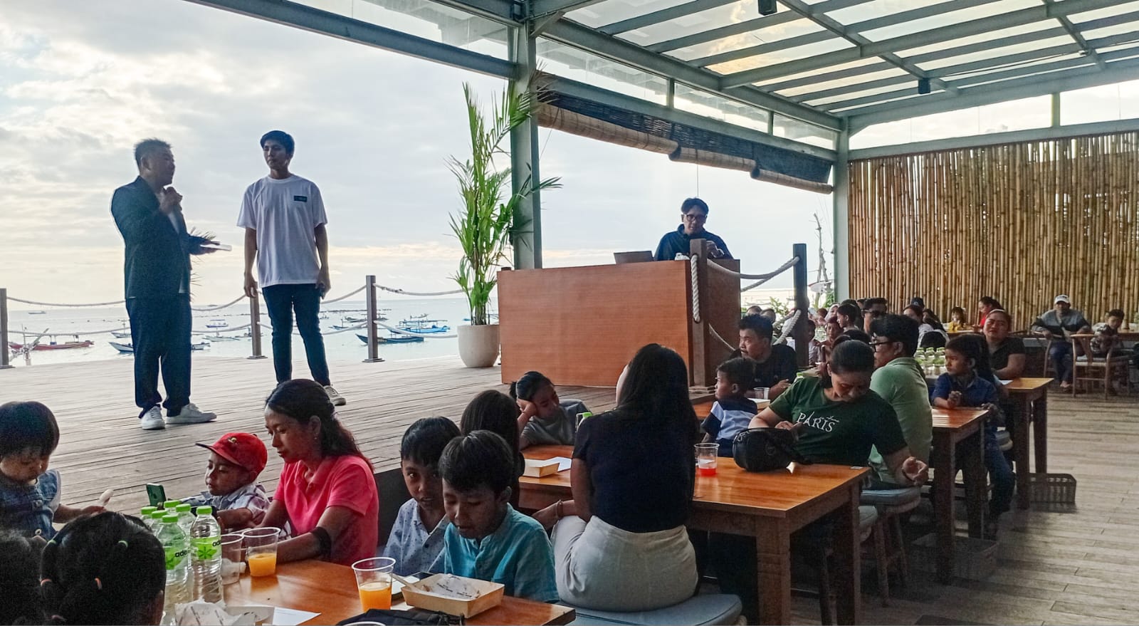 CHARITY: 168 Anak Antusias Mendapat Makan Gratis di Bintang Carnival Beach Club (7/9/2025).