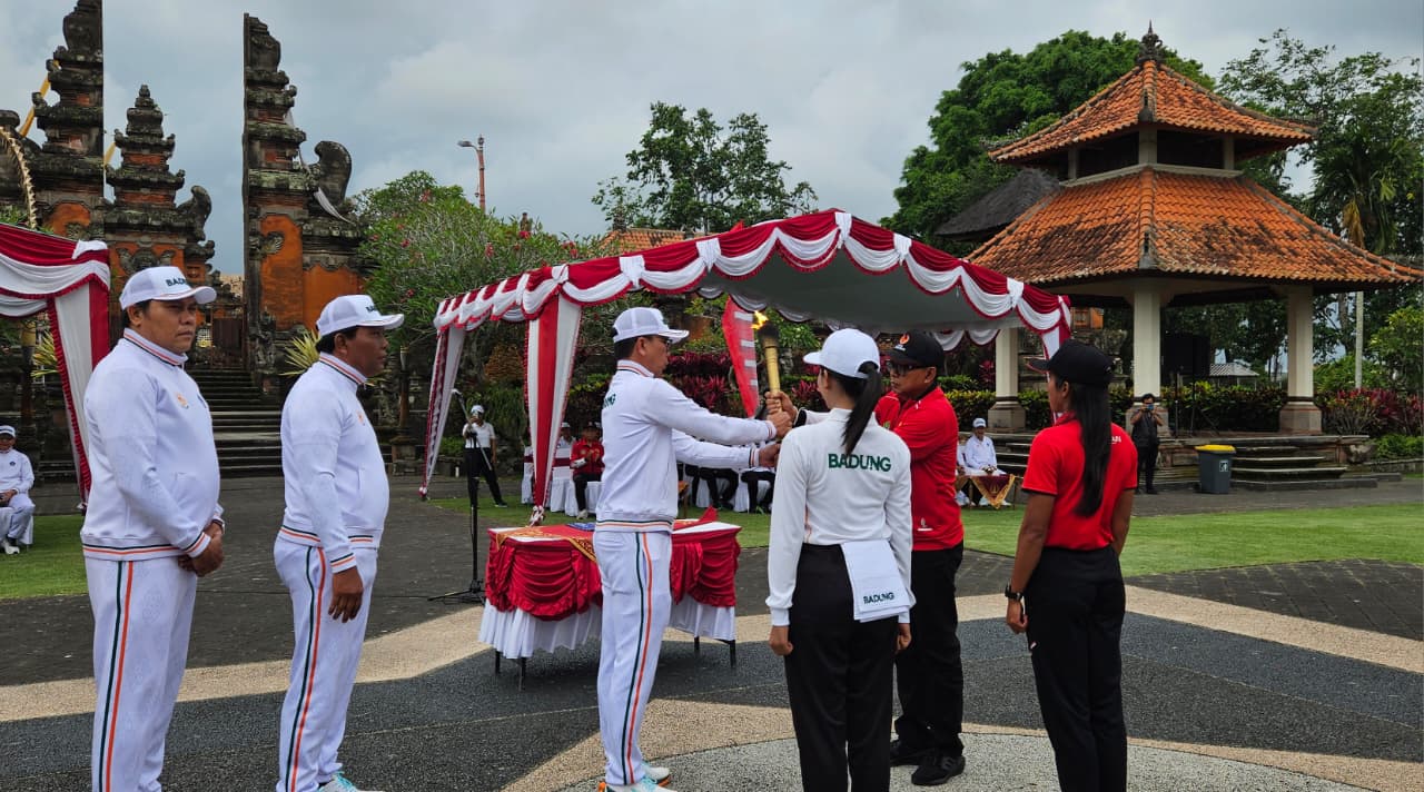 Kadisdikpora Badung IGM Dwipayana mewakili Bupati Badung menerima Api Obor Porprov Bali XVI 2025 yang diserahkan oleh kontingen Kabupaten Tabanan, Senin (8/9/2025) di Puspem Badung.
