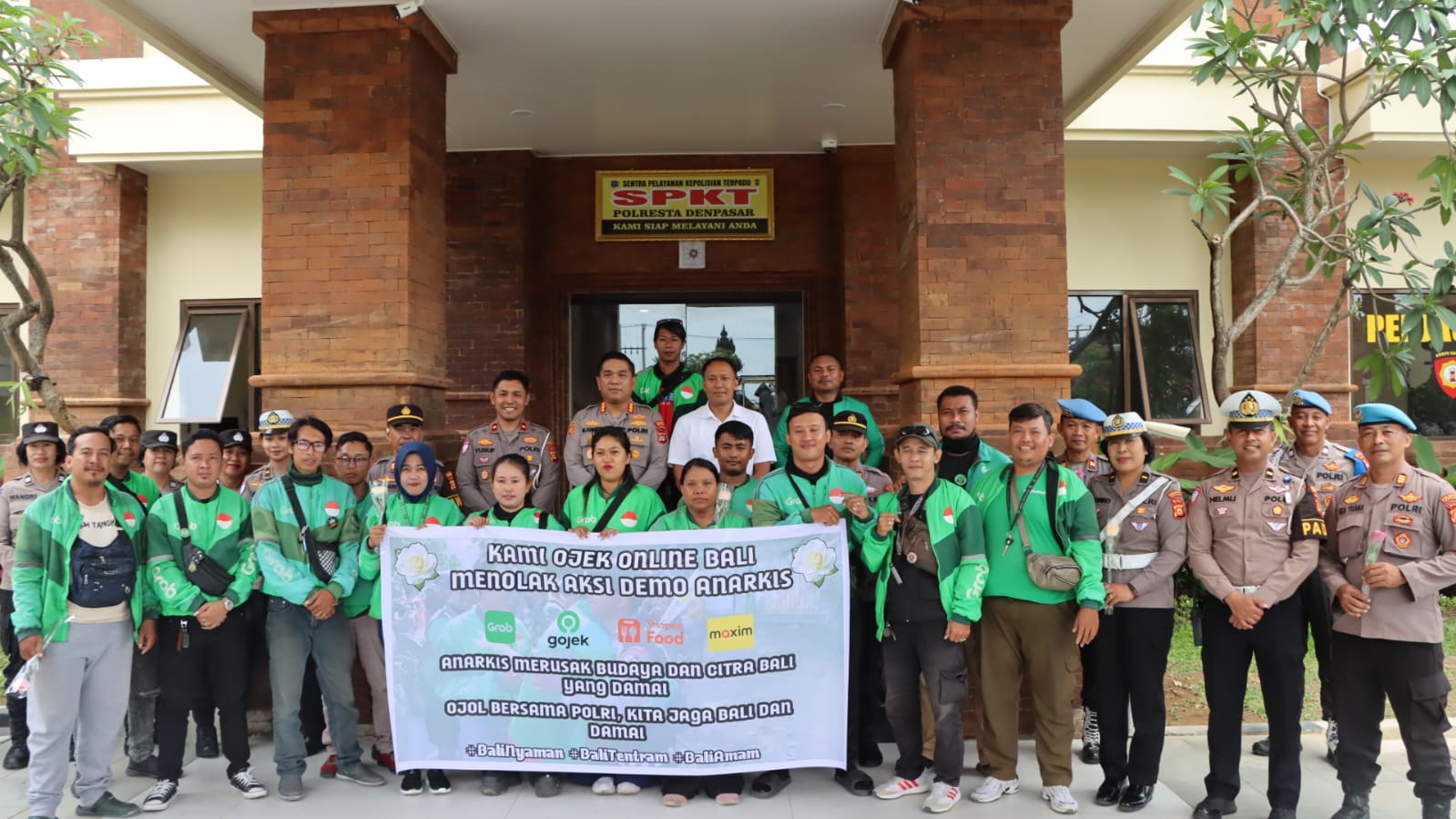 TANGKIS STIGMA:  Para pengemudi ojek online (Ojol) yang tergabung dalam Paguyuban Ojol Bali mendatangi Mapolresta Denpasar pada Senin (8/9/2025)