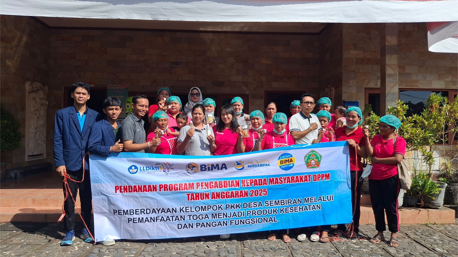 PKM: Suasana pelaksanaan PKM Desa Sembiran, Kecamatan Tejakula, Buleleng da pembuatan TOGA menjadi Produk Kesehatan dan Pangan Fungsional.