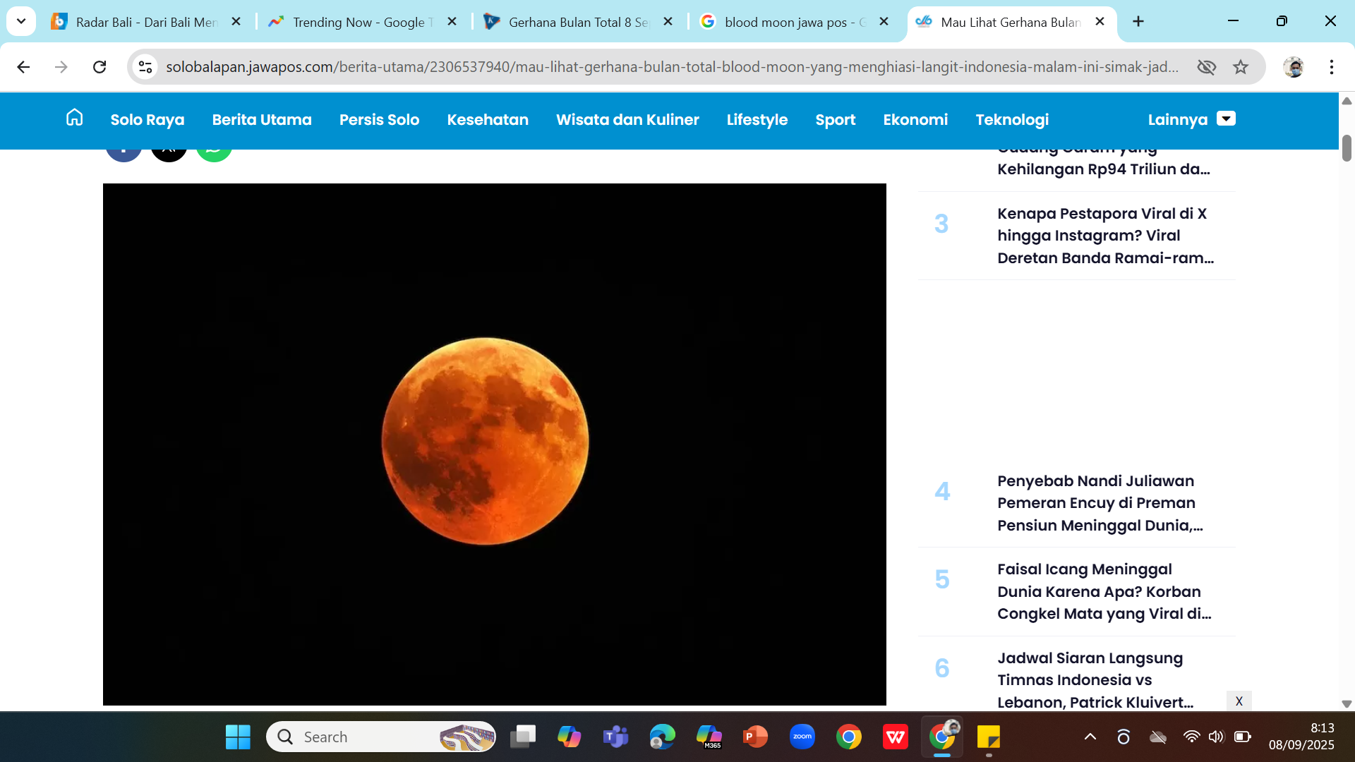 BLOOD MOON - Fenomena gerhana bulan total pada 14 Maret 2025 yang membuat bulan memantulkan cahaya merah.