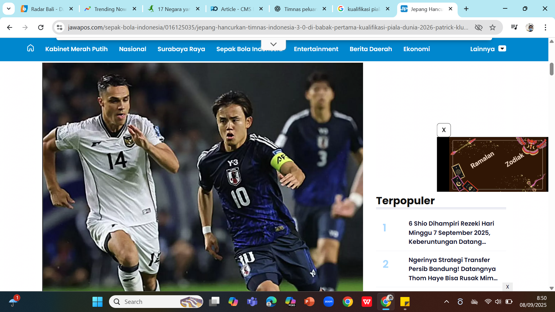 RAKSASA ASIA - Joey Pelupessy mengawal Takefusa Kubo saat Indonesia kalah 0-3 di Suita. Jepang memastikan lolos ke putaran final Piala Dunia 2026.