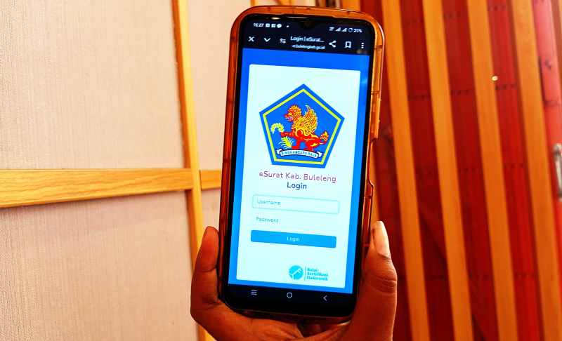 LEBIH CEPAT DAN PRAKTIS: Tampilan aplikasi e-surat Kabupaten Buleleng.(francelino junior)