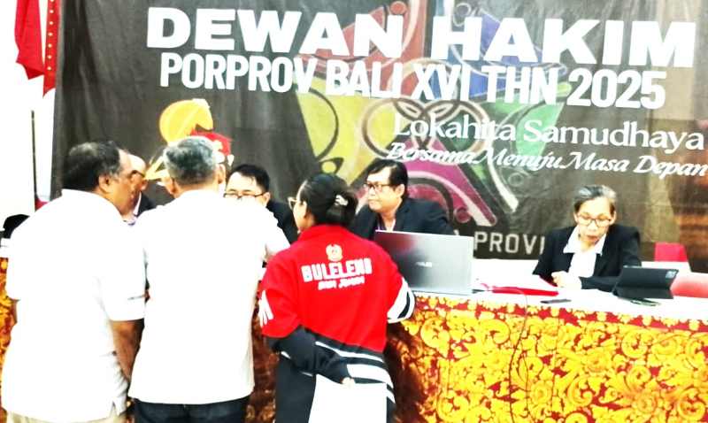 CEK KEASLIAN UMUR : Proses sidang umur Porprov Bali .(Foto KONI Buleleng untuk Radar Bali )