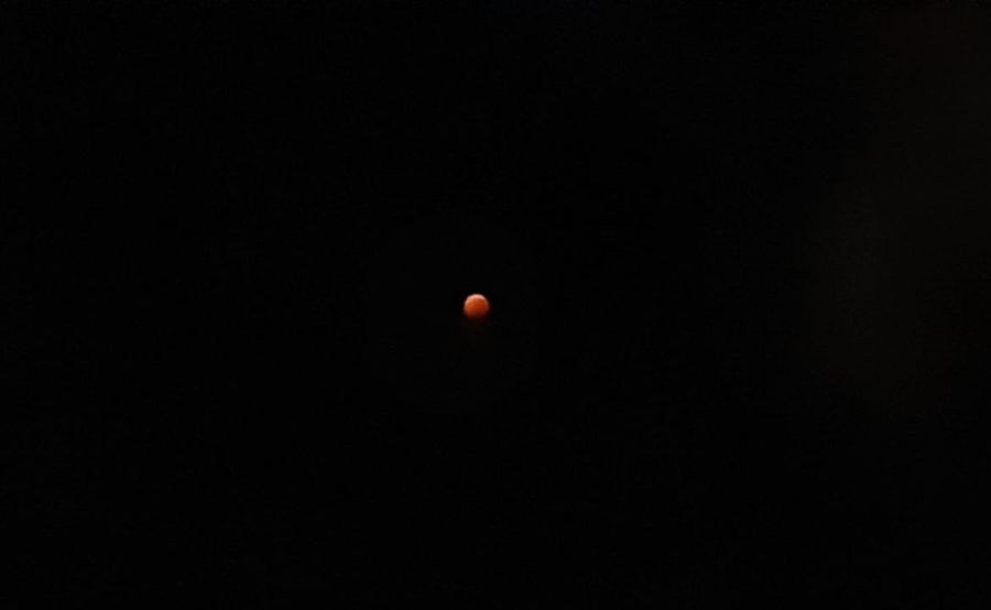 MERAH DARAH: Rekaman foto penampakan gerhana Bulan total yang memang tambah berwarna merah darah terlihat dari langit Sempidi, Mengwi, Badung pada, Minggu 8 September 2025, pukul 02.30 Wita.