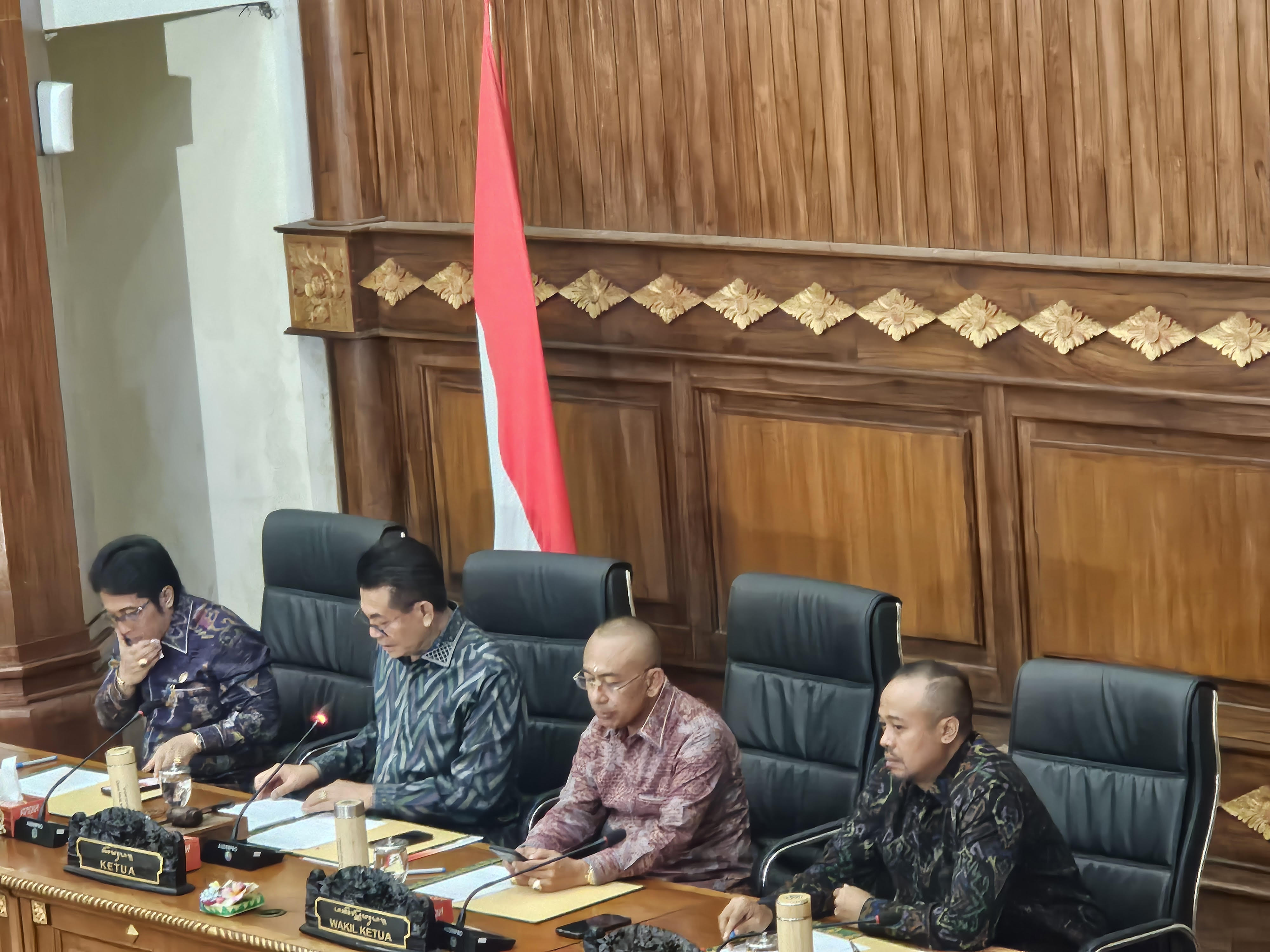 PARIPURNA: Sidang paripurna membahas polemik driver pariwisata di Bali di DPRD Bali, Senin 8 September 2025.