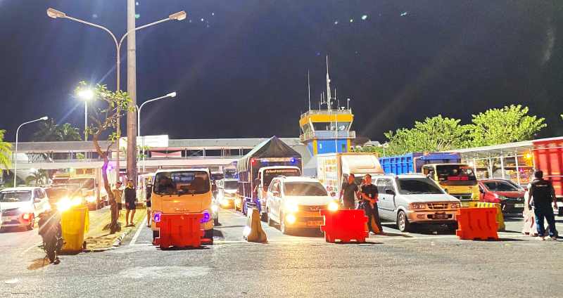 DIPADATI KENDARAAN: Pelabuhan Gilimanuk dipadati kendaraan yang akan keluar Bali pada Minggu malam. (foto: Pos AL Gilimanuk,Jembrana)