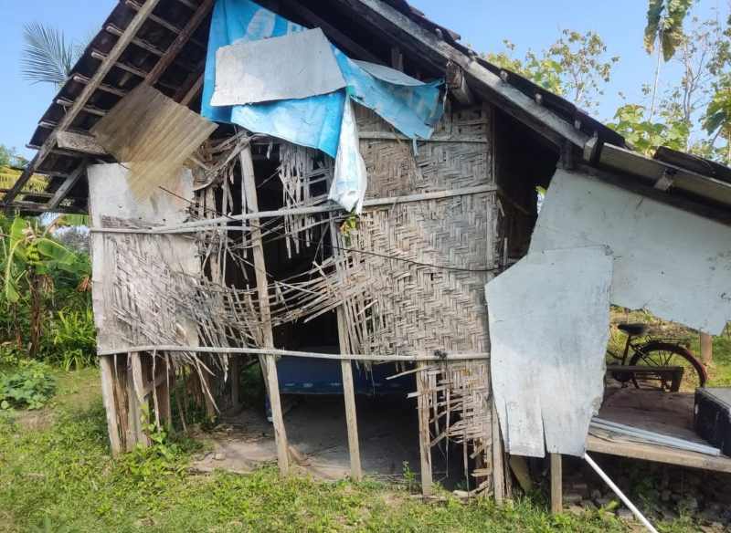 MENGENASKAN: Rumah Ni Kade Soni, di Desa Tegal Badeng Timur, kategori RTLH dan rawan roboh. Dalam proses verifikasi untuk masuk usulan bedah rumah.(foto:BPBD Jembrana)