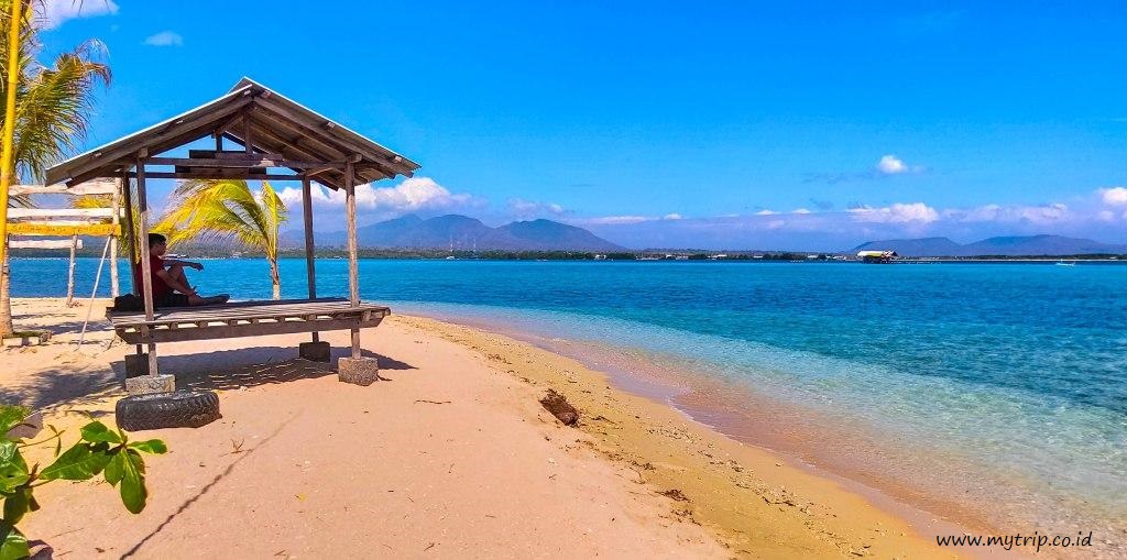 GILI PUTIH - Panorama pantai di Gili Putih. Dari pantai berpasir putih dapat terlihat pesisir Pulau Jawa dan tempat ideal untuk istirahat setelah diving di Pulau Menjangan.