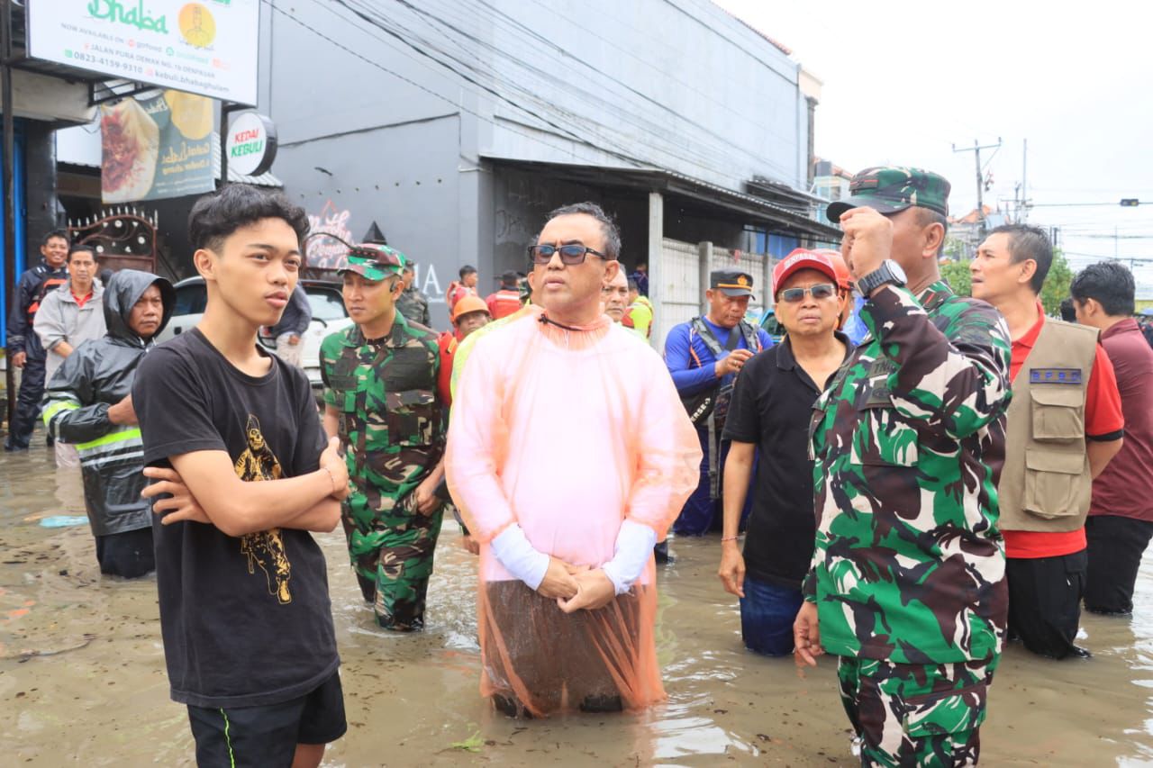 Wali Kota Denpasar I Gusti Ngurah Jaya Negara bersama Gubernur Bali Wayan Koster turun langsung meninjau lokasi banjir di Kota Denpasar, Rabu (10/9).