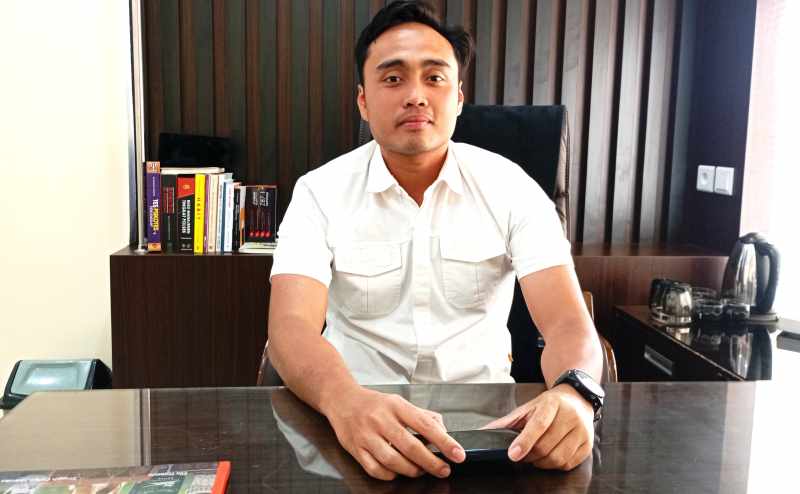 TAK BERLANJUT: Kanit IV PPA dan Tipidter Sat Reskrim Polres Buleleng, Iptu Agus Fajar Gumelar beberkan alasan penghentian laporan kasus. (francelino junior/radar bali).