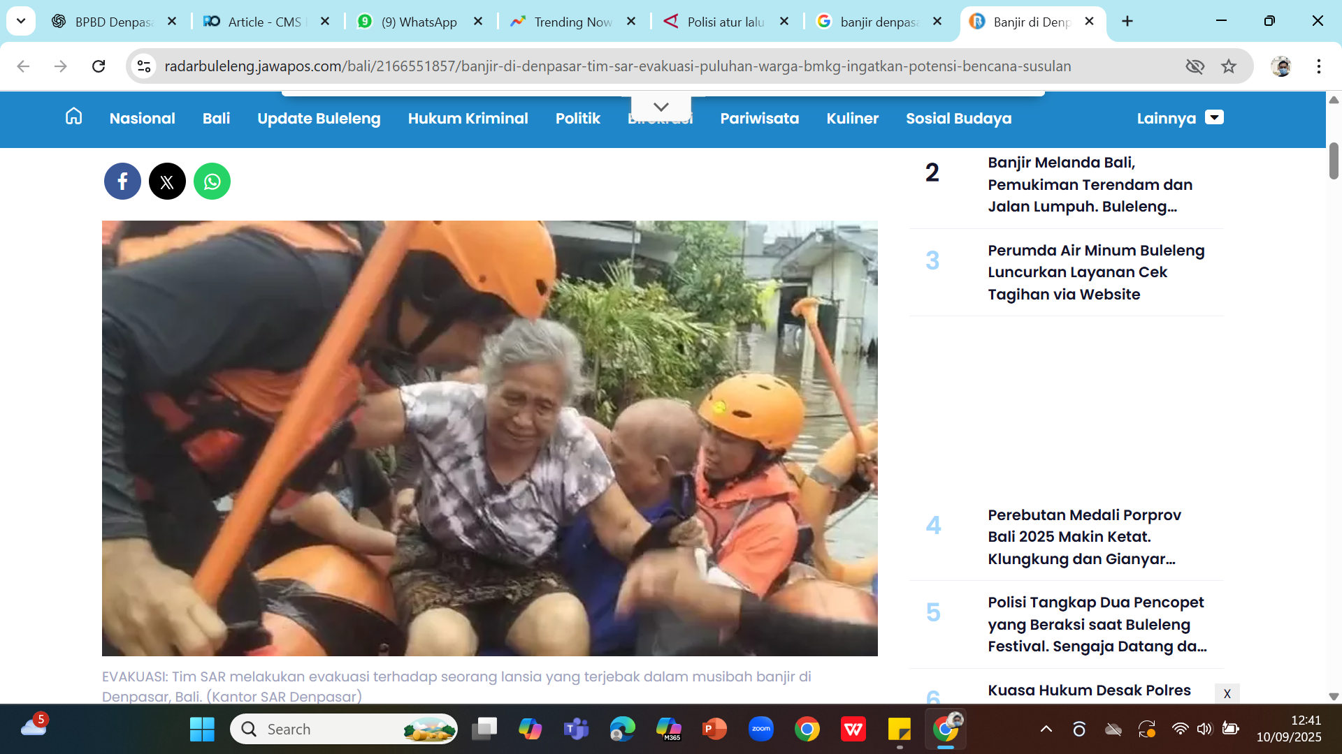 TERBATAS - Tim SAR melakukan evakuasi terhadap seorang lansia yang terjebak dalam musibah banjir di Denpasar, Bali.