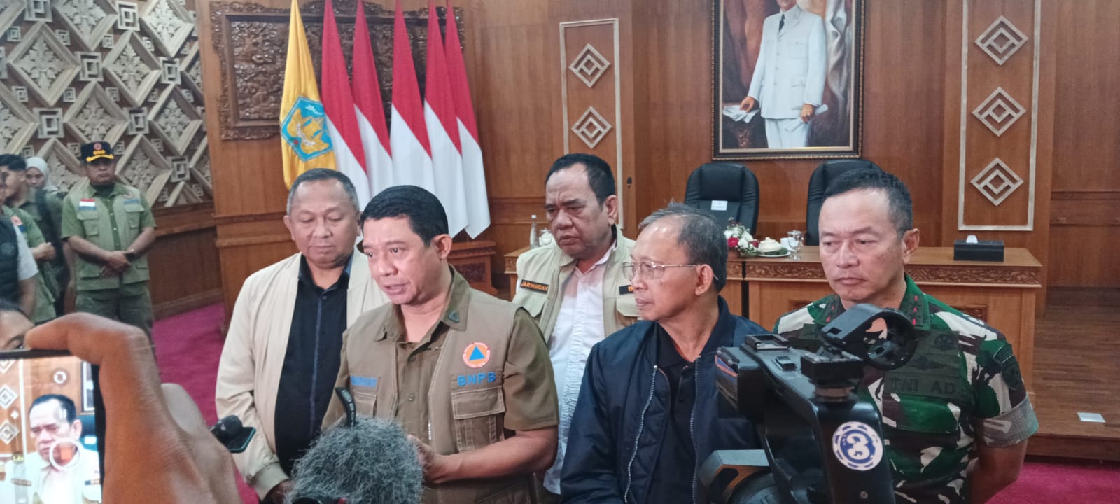 BERTAMBAH: Konferensi pers Gubernur Bali bersama BPBD, dan forkompimda mengumumkan korban dan nilai kerugian akibat banjir bandang di Bali, Rabu 9 September 2025