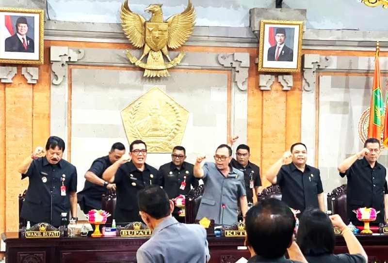TETAP ENAK HIDUPNYA  :  Suasana rapat paripurna anggota DPRD Tabanan. (foto: Juliadi/Radar Bali)