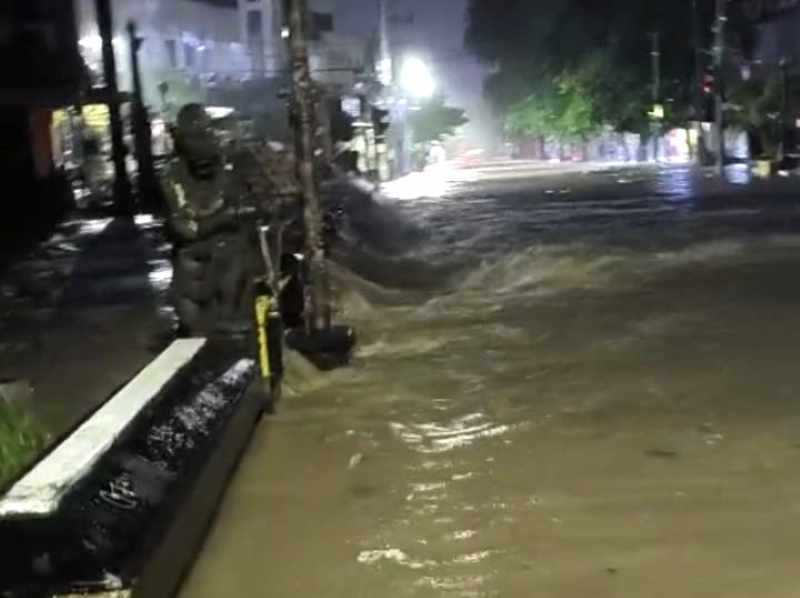 JADI SUNGAI : Kondisi Jalan Hasannudin, Denpasar, dini hari saat banjir. (foto: istimewa)