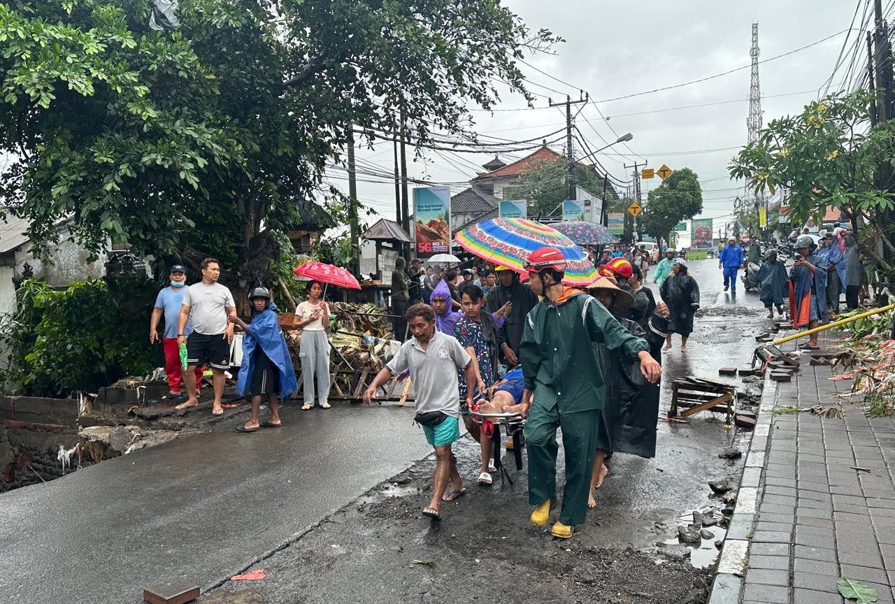 DICARI: Korban banjir pasutri yang tewas di evakuasi di area  Pasar Pengosari, Kerobokan, sekitar pukul 06.30