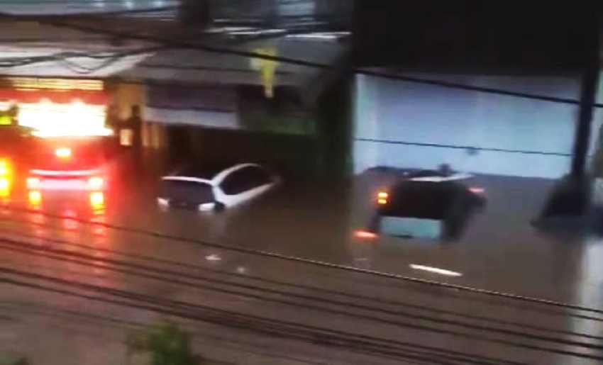 TENGGELAM : Mobil warga dalam kondisi tenggelam di Kawasan permukiman Pura Demak. (istimewa)