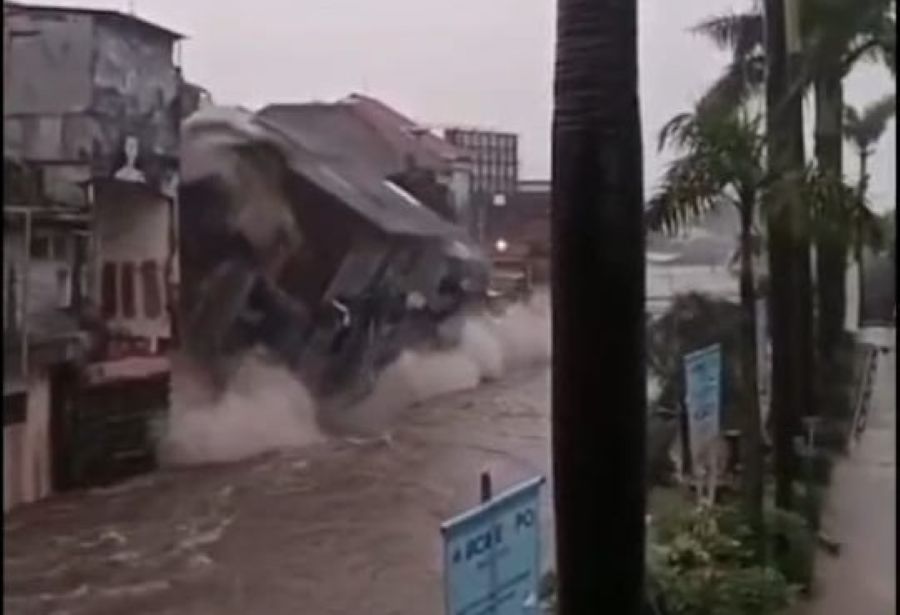 DAMPAK HUJAN: Sebuah rumah ambruk di jalur Tukad Badung depan jalan Pulau Sulawesi Denpasar