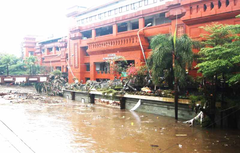 DIHAJAR AIR BAH : Kondisi Pasar Kumbasari setelah musibah banjir air Tukad Badung meluap. (foto:miftahuddin/radar bali)