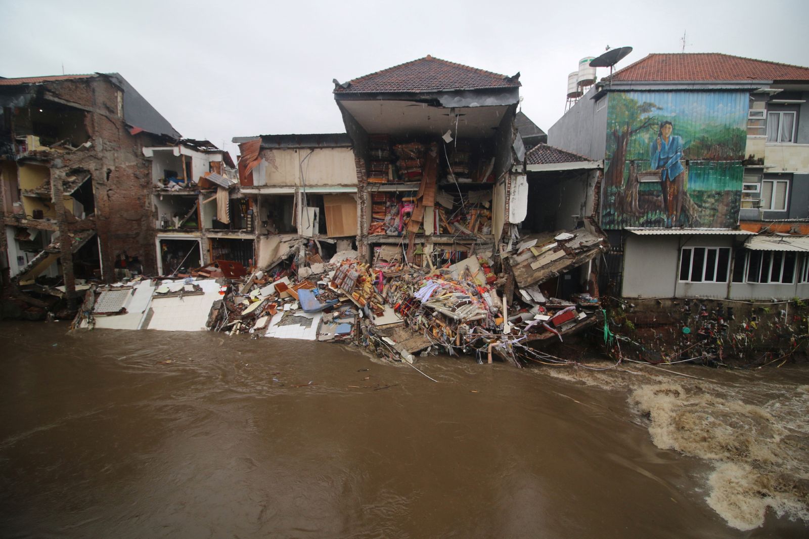 DITERJANG BANJIR: Kondisi bangunan Rumah Toko yang ambruk diterjang luapan air, tepi Sungai Badung, di jalan Sulawesi (sebelah toko Kohinoor) Denpasar Rabu 10 September 2025