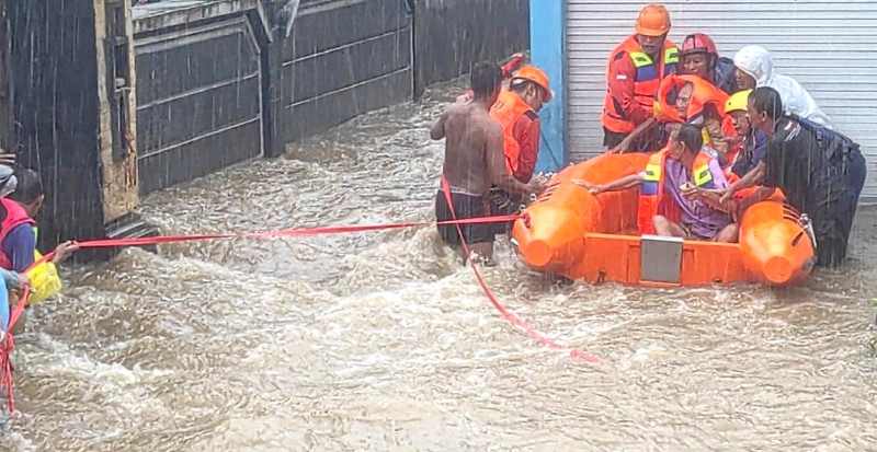 MENGUNGSI : Warga di wilayah Dawan,Klungkung, mengungsi karena banjir .(Foto: Humas Polres Klungkung)
