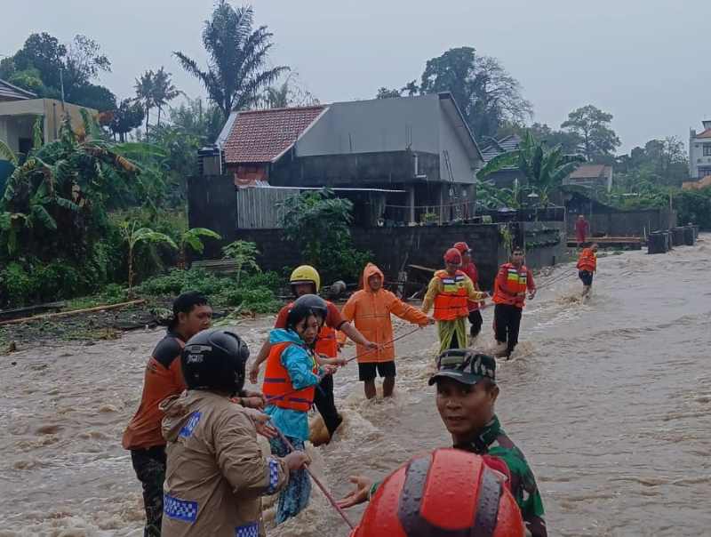 DRAMATIS: Petugas saat mengevakuasi korban banjir di Desa Keramas.(istimewa)