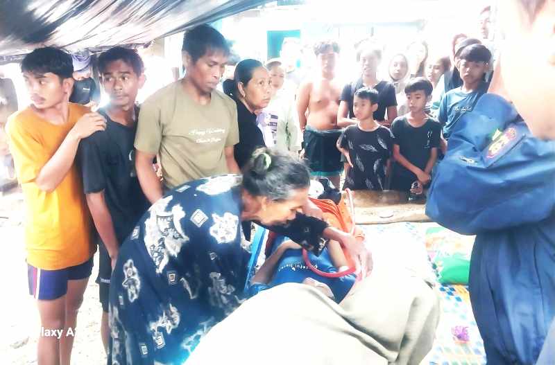 TERSERET ARUS : Salah seorang korban meninggal karena terseret arus banjir. (foto:istimewa)