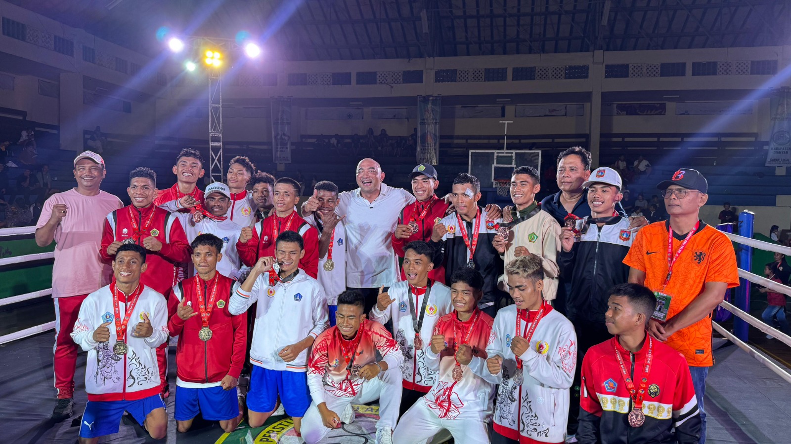 Ketua Pertina Bali I Made Mulyawan Arya bersama tim Tinju Kota Denpasar merayakan juara umum Porprov Bali XVI/2025 di GOR Ngurah Rai, Denpasar, Kamis (11/9/2025).