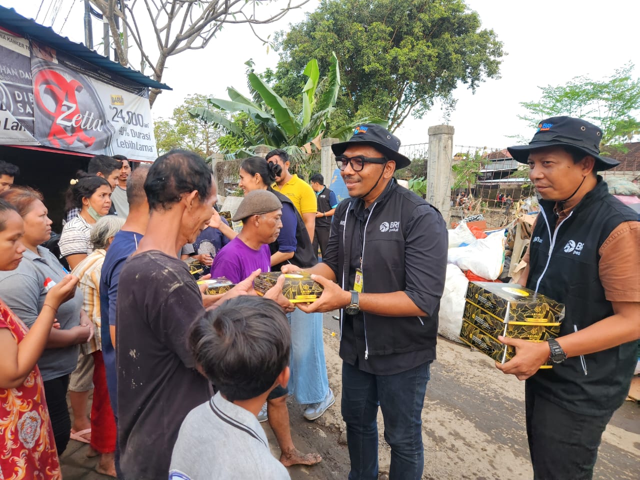 Bri Peduli: BRI Region 17/ Denpasar melalui Branch Office Denpasar Gajah Mada, Kuta, Amlapura, dan Negara menyalurkan bantuan tanggap darurat terdampak bencana banjir di Bali.