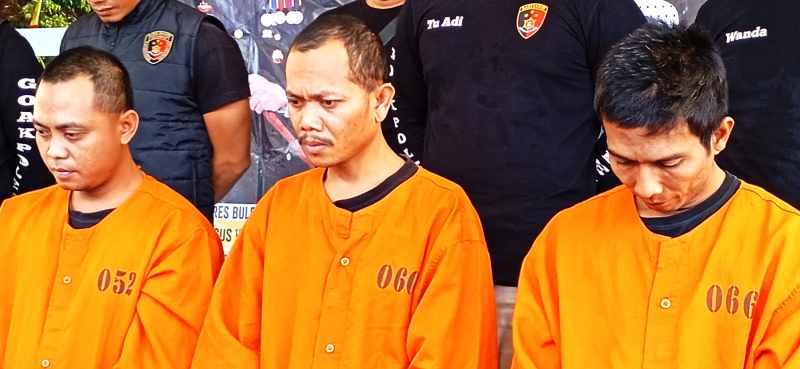 SUDAH KECANDUAN : Tersangka Billy (kiri) dan Agus (kanan) saat rilis 2024 di Polres Buleleng. (Foto:Francelino Junior)