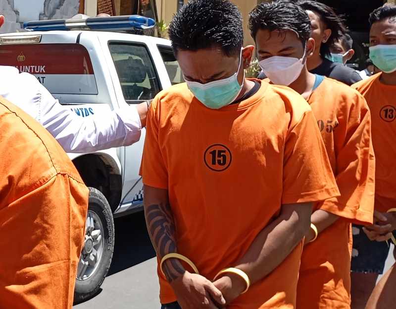 BALIK KE NARKOBA LAGI : Tersangka AB (nomor 15) ketika digiring polisi di Polres Buleleng. Ia merupakan residivis narkotika kambuhan. (francelino junior)