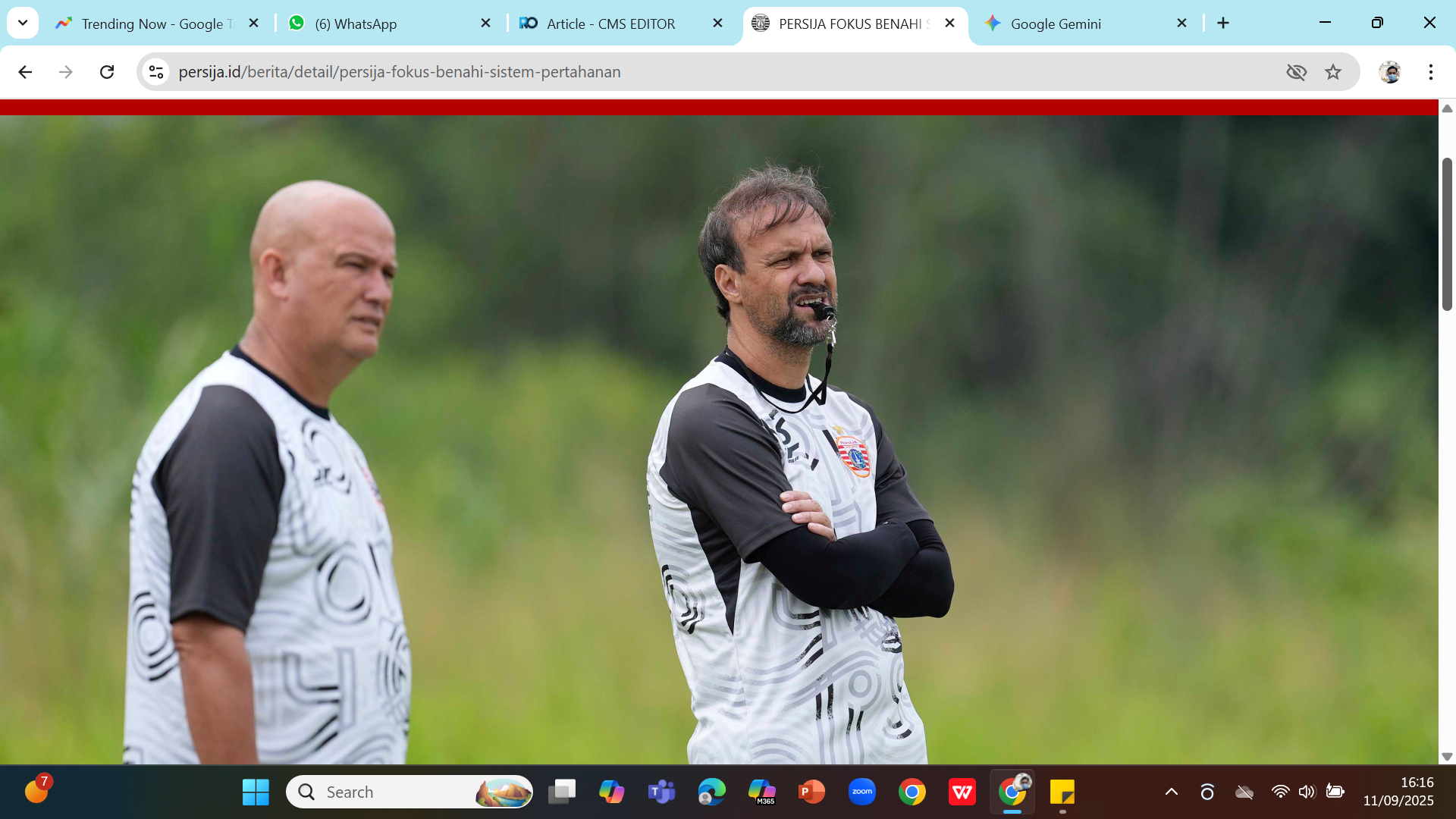 Mauricio Souza mengamati latihan timnya di Persija Training Ground, Sawangan, Depok.
