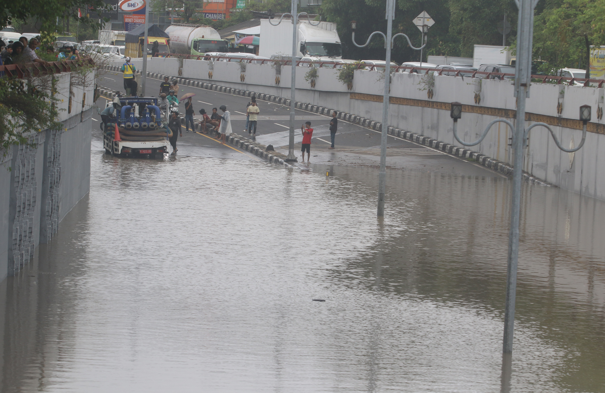 TERJEBAK: Kondisi underpass Dewa Ruci Kuta tempat banyak mobil terjebak dalam kubangan banjir Rabu 10 September 2025