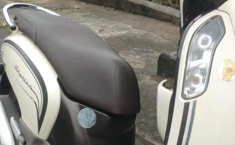 JADI PETUNJUK KORBAN MENINGGAL : Motor Honda Scoopy yang dibawa korban pedagang ditemukan dekat sungai.(foto:Polres Gianyar)