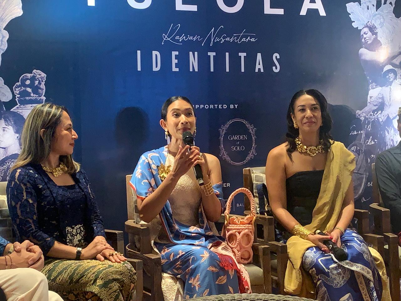 PENDIRI: Happy Salma (tengah), selaku Founder & Creative Conceptor TULOLA Jewelry.