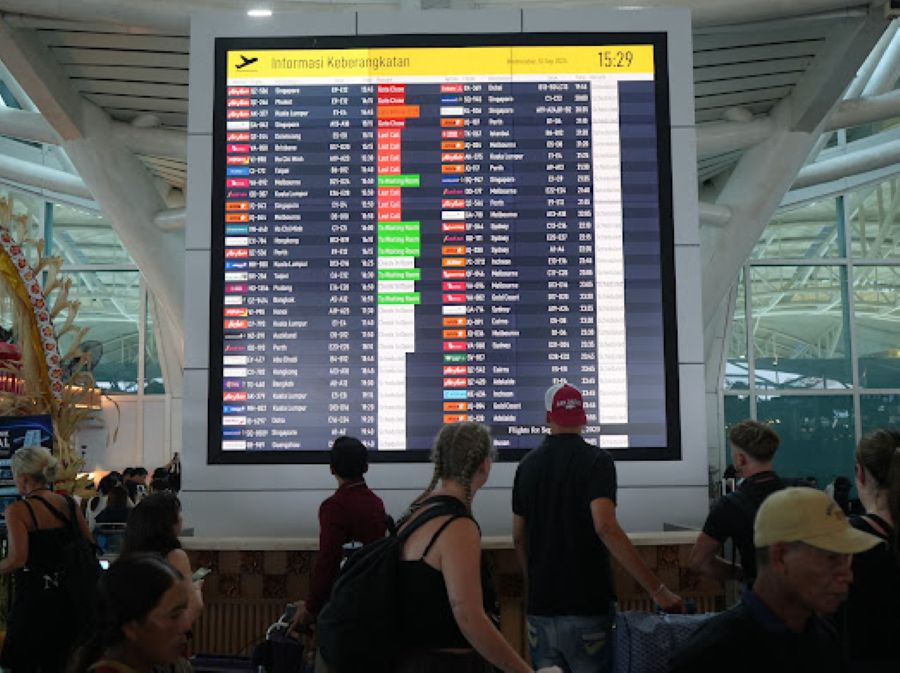 NORMAL: Papan informasi digital penerbangan di bandara I Gusti Ngurah Rai Bali tetap normal meski cuaca buruk akibat ekuatorial rossby.