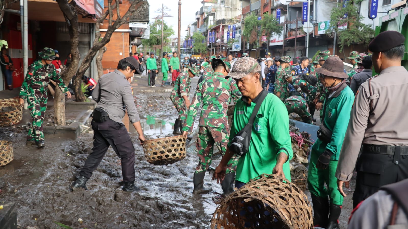 PASCA BANJIR: Sinergi antara TNI dan polisi dan warga memberishkan Pasar Badung pasca musibah banjir bandang, Kamis 11 September 2025.